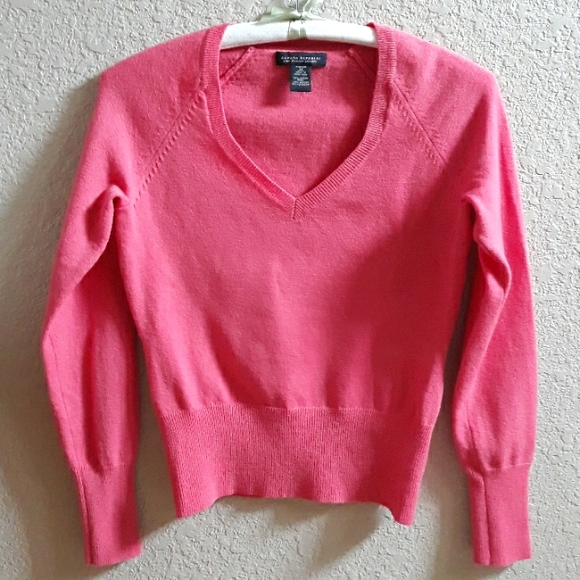 V-Neck Sweater Made in Hong Kong Fine Soft Italian Merino - Picture 2 of 5